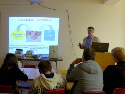 Олег Глотов ведет лекцию “Генетика старения и долголетия”